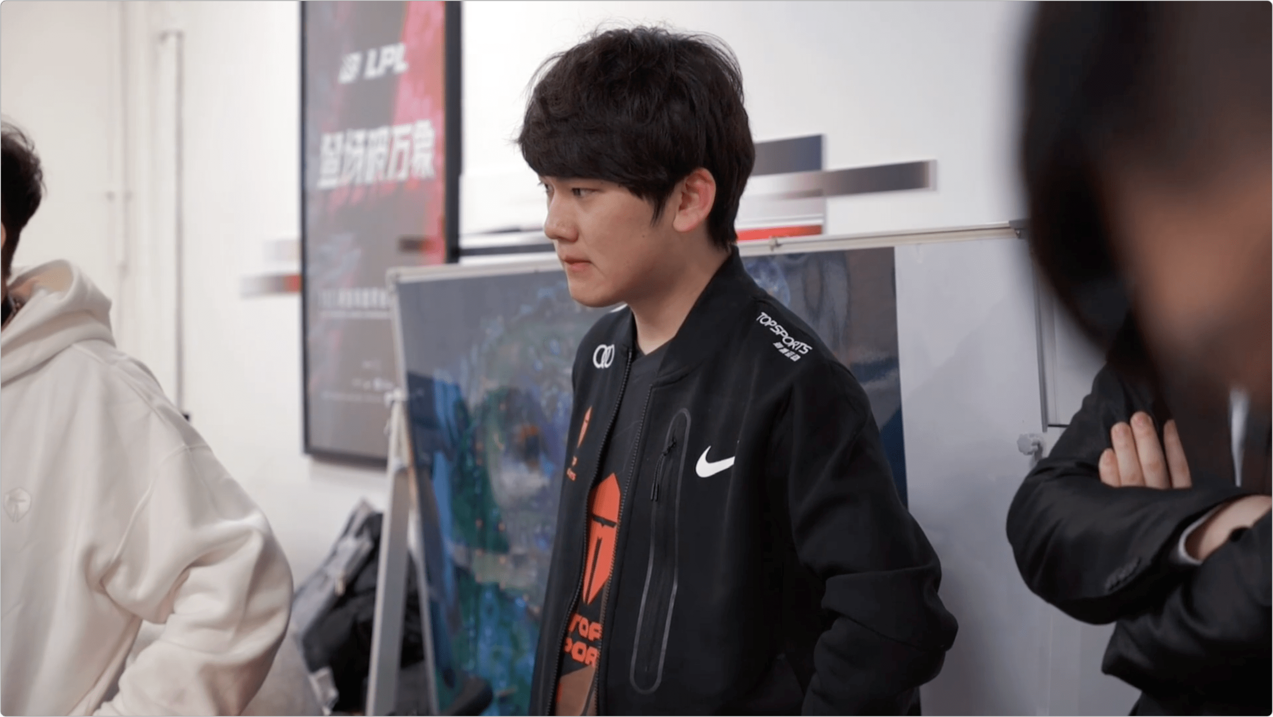 开云官网-MAD险胜TSM，JackeyLove操刀奇招英雄翻盘激烈交锋四强赛，引爆全场热议