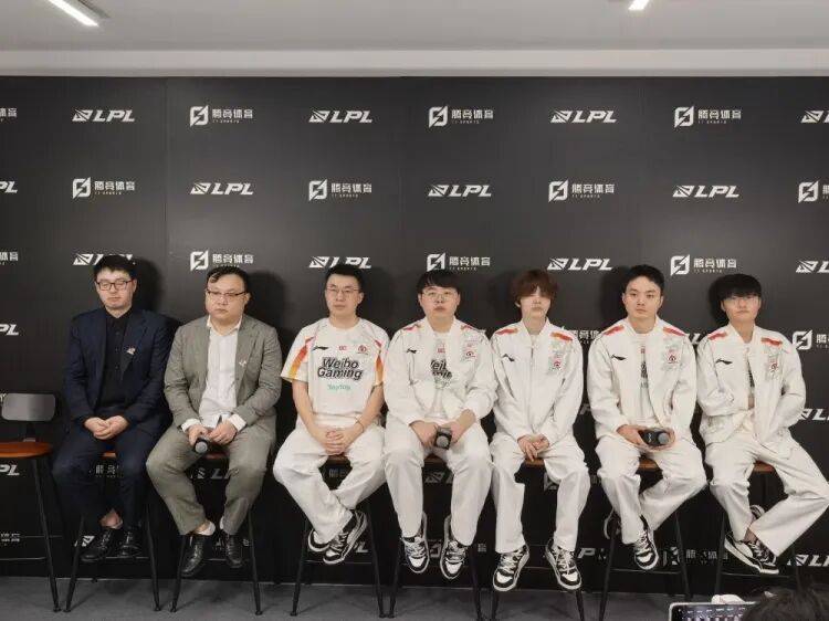 开云-FNC横扫JDG，Xiaohu开启传奇时刻激烈交锋入围赛，锁定晋级资格